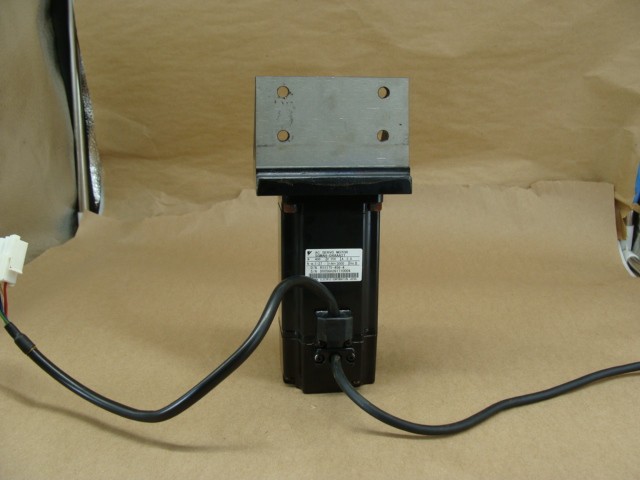 YASKAWA AC SERVO MOTOR SGMAH-04AAA21 200V 2.8A 400W R/MIN 3000 R11175-456-4