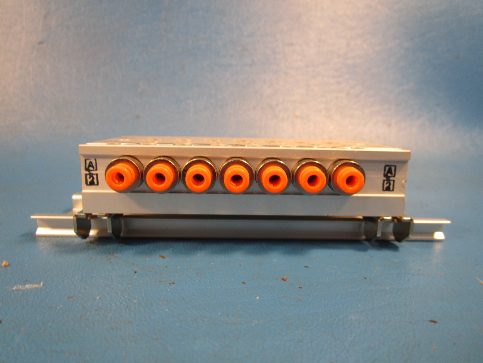 SMC VV3QZ15-07N1C-D mfld, plug-in, vqz100, VV3QZ* MANIFOLD VQZ 3-PORT