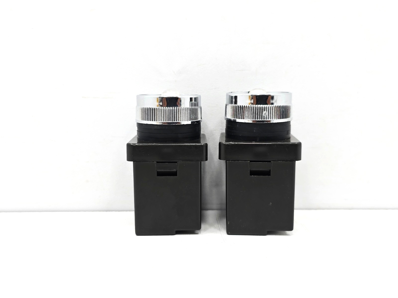 CR-252-2 HANYOUNG PILOT INDICATOR LOT OF 2