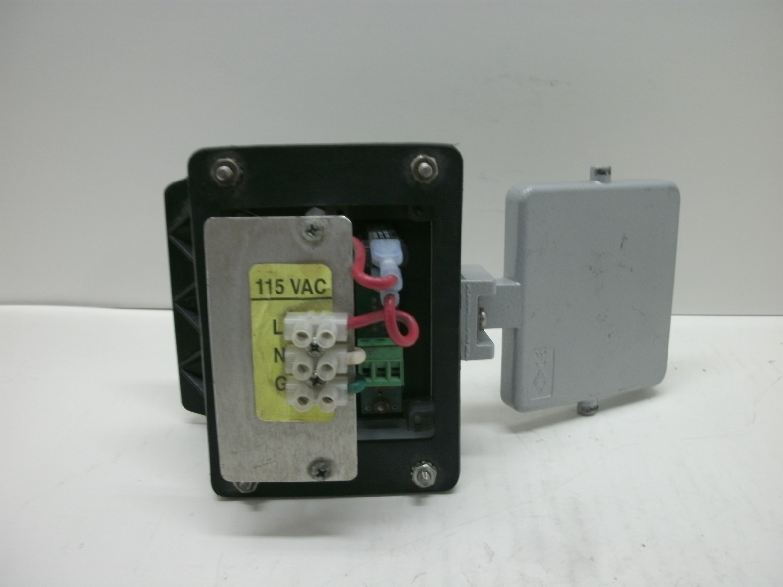 WECO PRODUCT 32D3-DH+ OUTDOOR DUAL RECEPTACLE + THE RIGHT CONNECTION 115 VAC