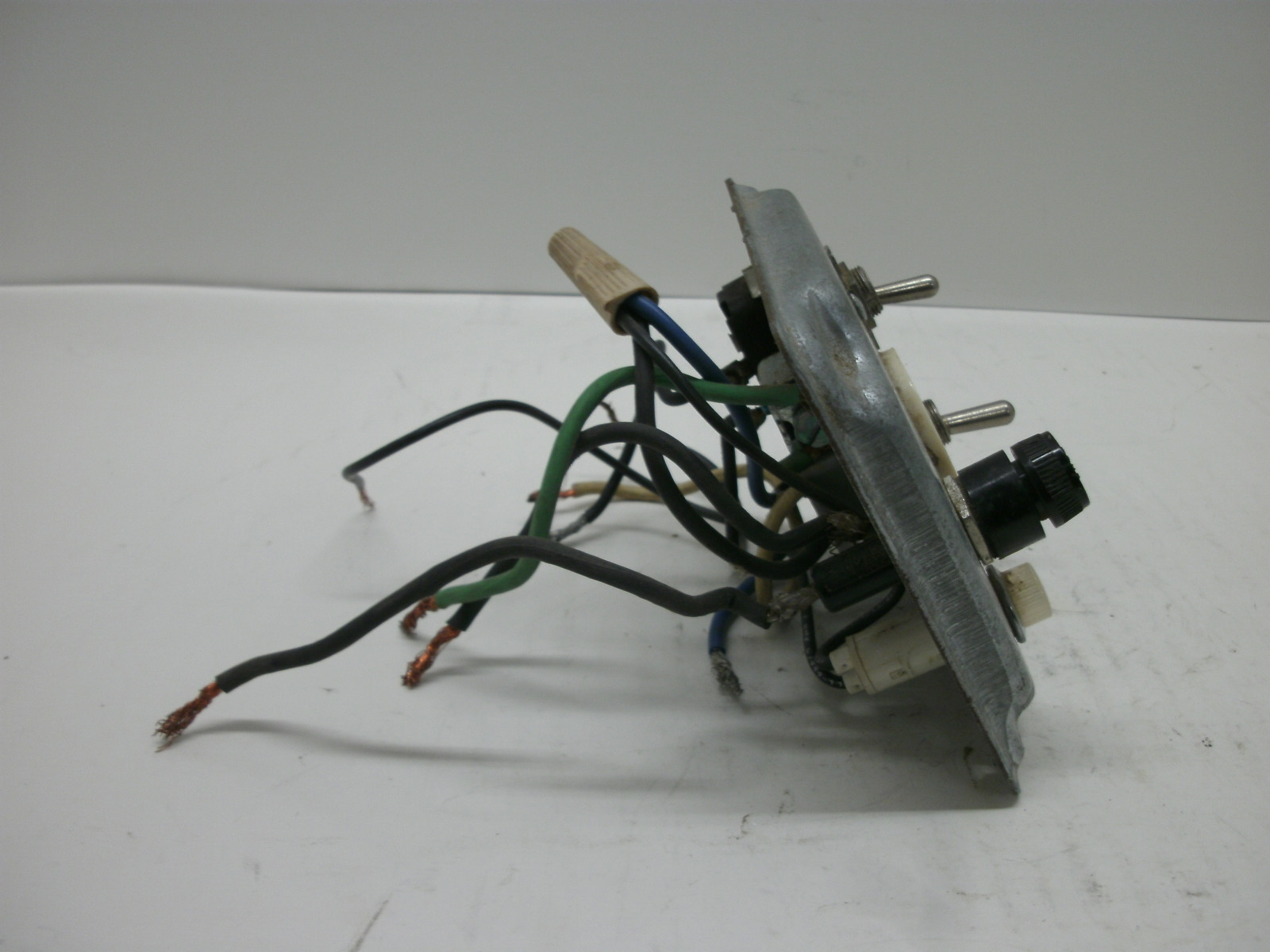 ELECTRICAL BOX COVER W/LINE SWITCH W/RECEPTACLE W/WHITE INDICATOR LIGHT W/FUSE