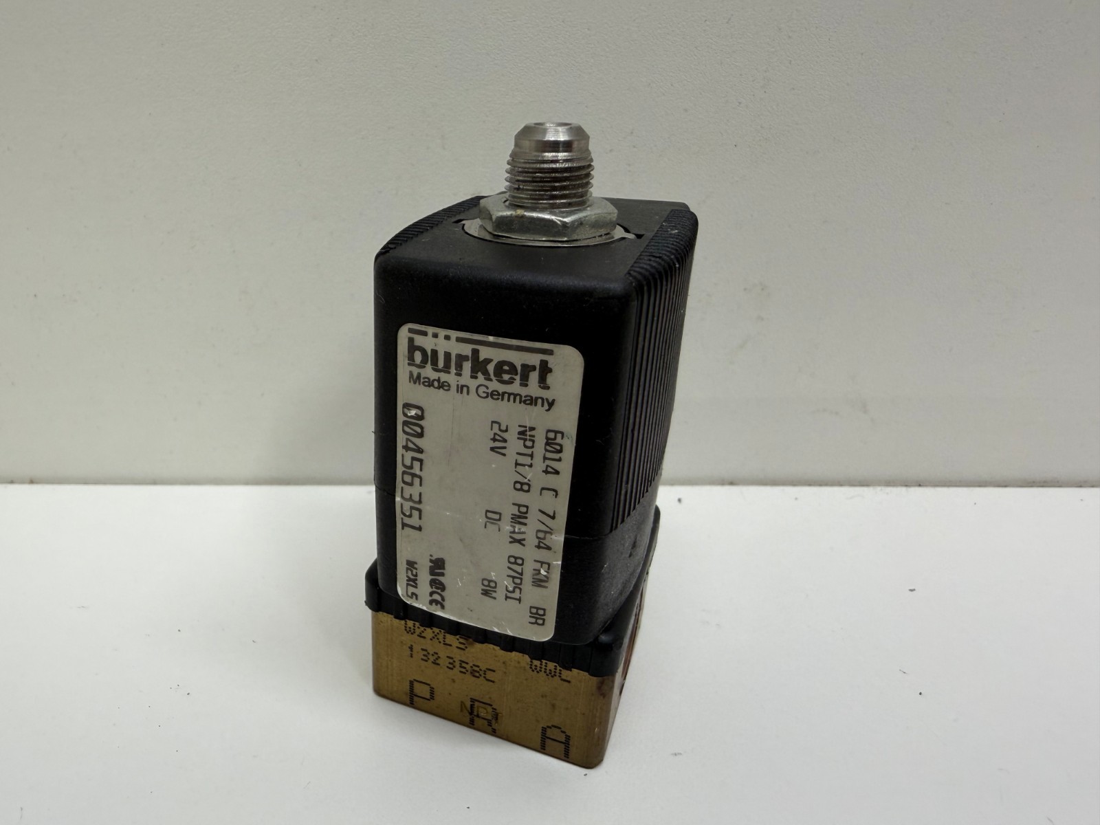 NEW OLD STOCK! BURKERT 87PSI 24V SOLENOID VALVE 125723
