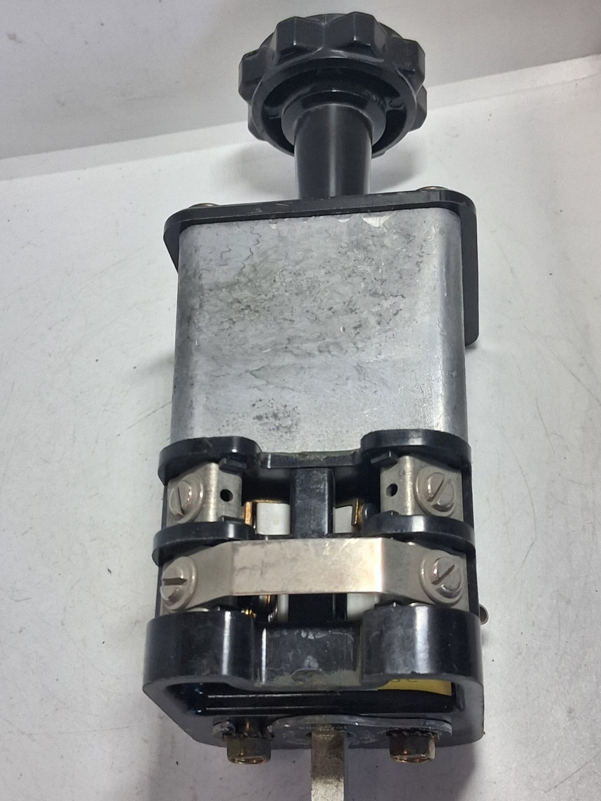 GENERAL ELECTRIC 10AA004. VOLTMETER CONTROL SWITCH 4 POSITION TYPE SBM