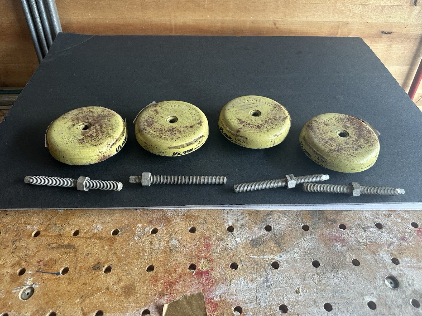 Barry Controls Barrymount LM3B Level Mount with Bolt Set of 4*