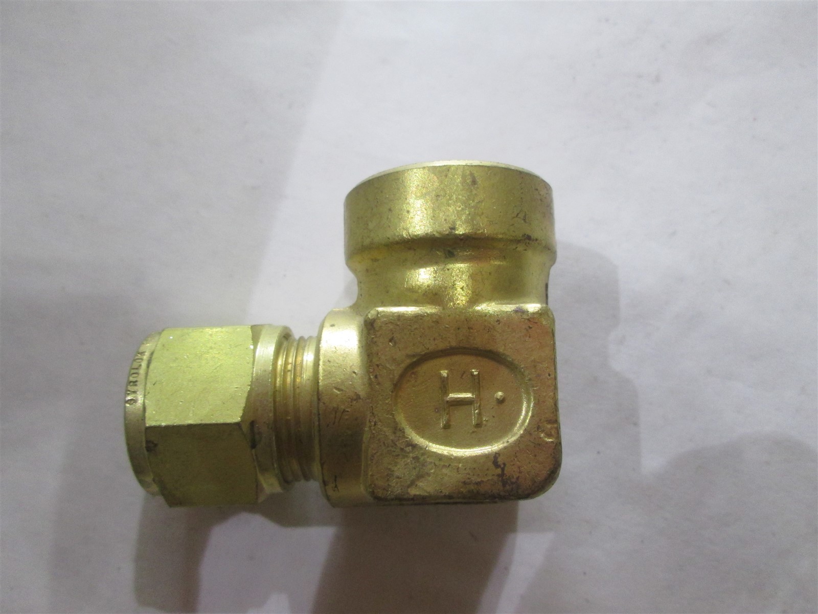 New Hoke Gyrolok Pipe Brass 1/2″ Tube OD X 1/2″ Female NTP 90 Elbow 8LF8BR