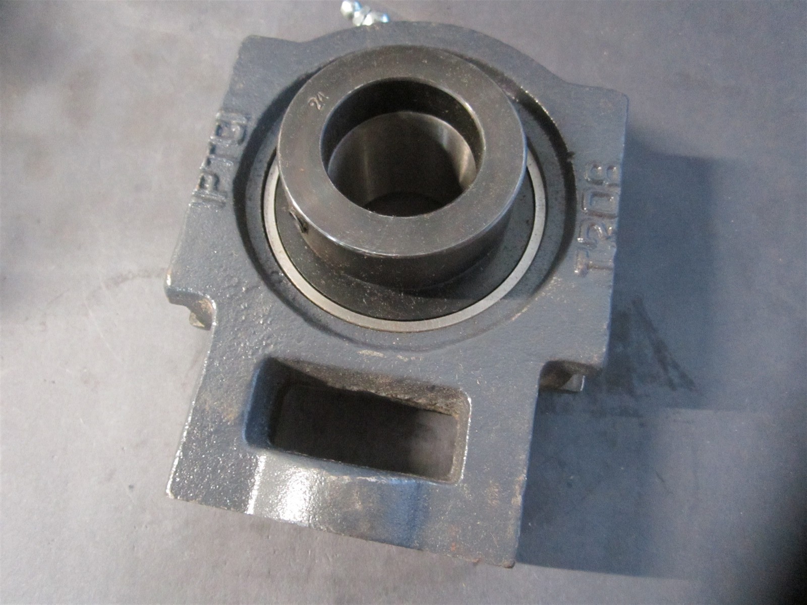 Iptci (NAT208 24) 1-1/2″ Wide Slot Eccentric Collar Take Up Unit