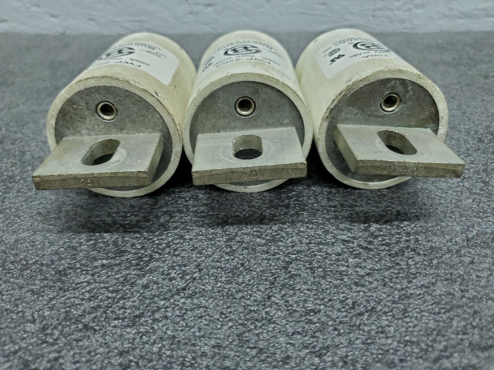 Lot of 3 – USED BUSSMANN FWP-250A 700VAC/DC 250A