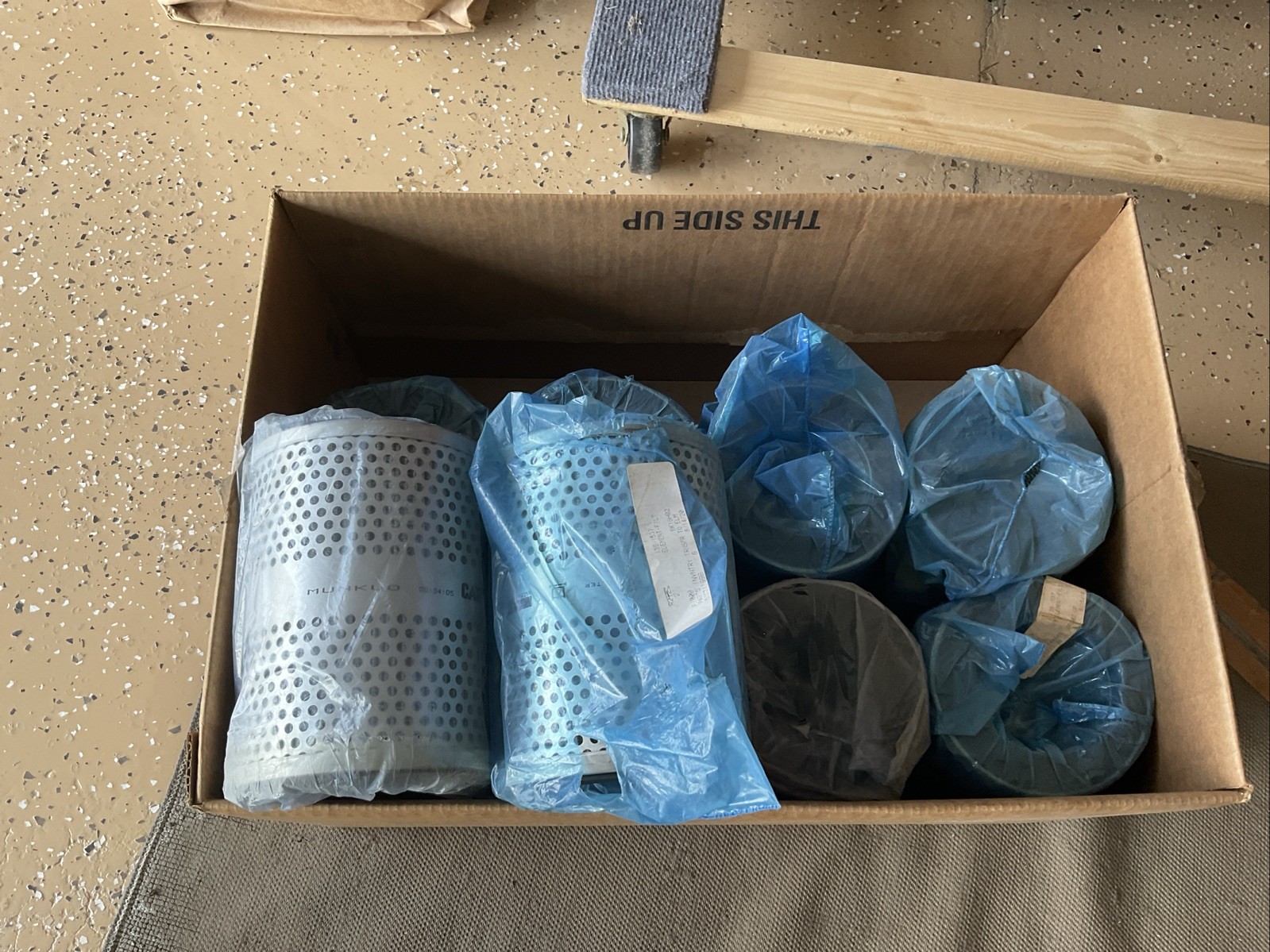 Caterpillar 139-1537 Filter Lot of 2!