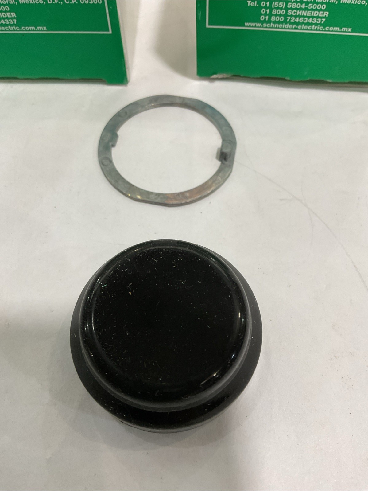 NEW IN BOX! 1 Lot Of 2 SCHNEIDER/SQUARE D BLACK PUSH BUTTON BOOT 9001KU1