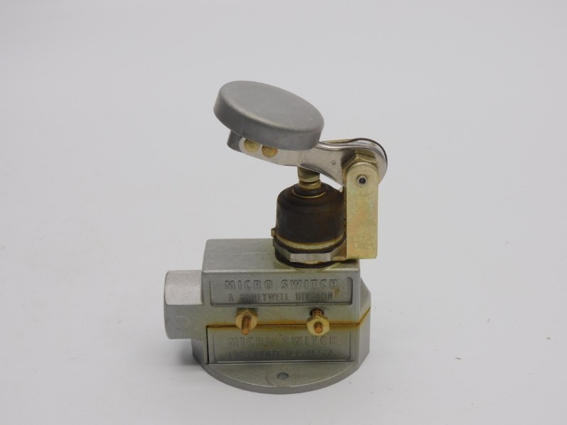 MICRO SWITCH BZE6-2RN4 480VAC 15A (GRAY) NSMP