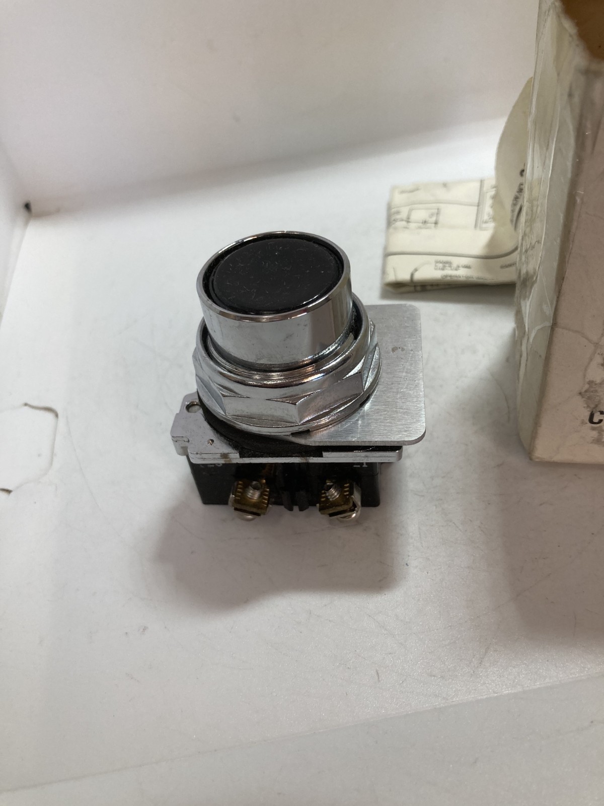 CUTLER HAMMER 10250T101-1M36X PUSHBUTTON OPERATOR BLACK 1NO/1NC LEGEND BLANK NIB