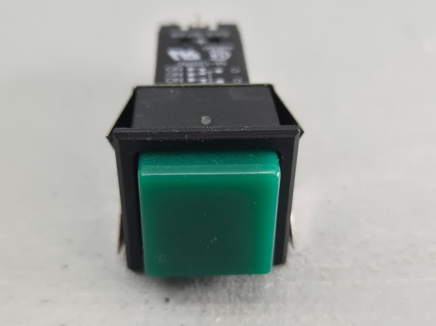 Dialight Pushbutton Switch DPDT Push Button OFF RESET GREEN – 554-1231-411 – NOS