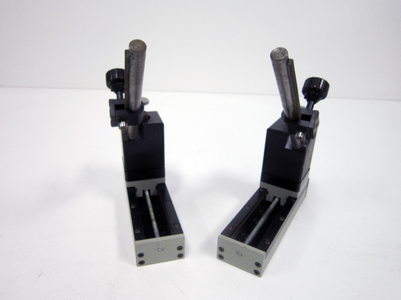 EDMUND SCIENTIFIC LINEAR MOTION RAIL WITH ANGLED HOLDING MOUNT HOLDER
