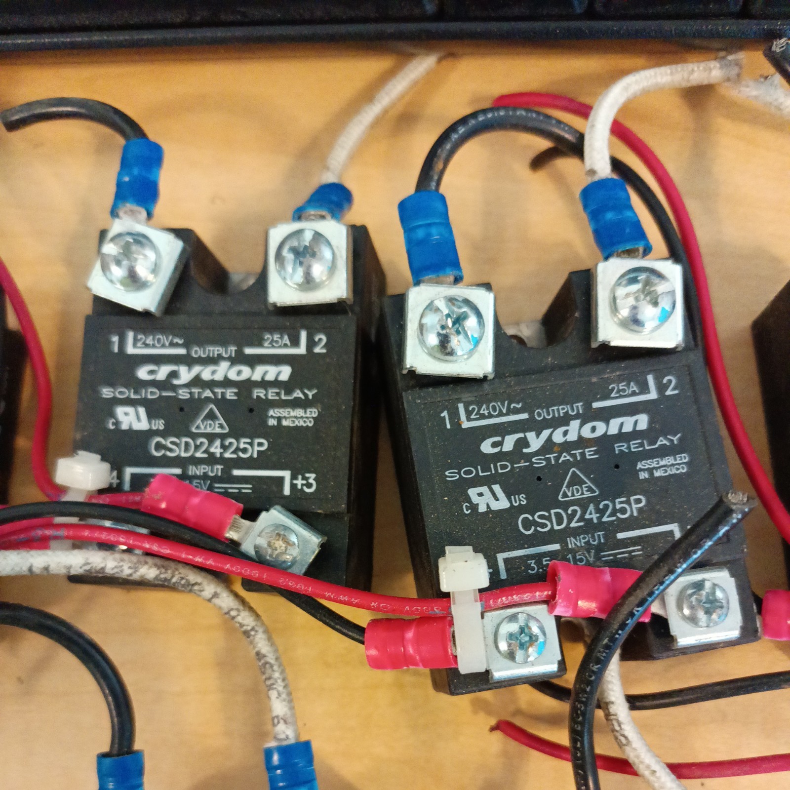 UNUSED CRYDOM D2425 SOLID STATE RELAY 240VAC/OUT 25A