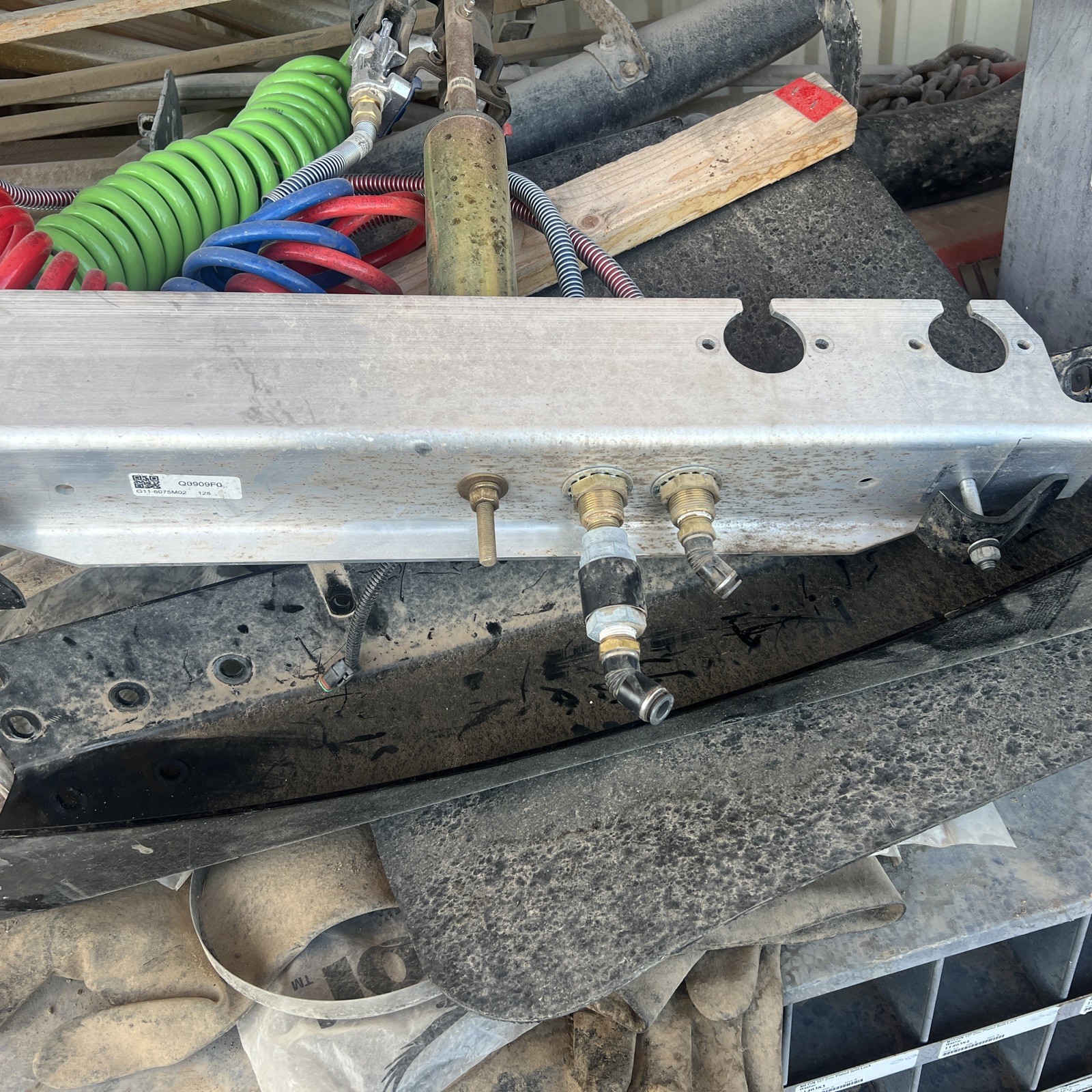 NEW PACCAR G11-6075M03 PETERBILT POGO STICK BRACKET AND ACCESSORIES