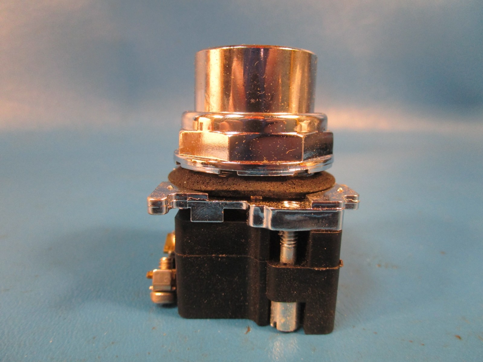 Cutler Hammer 10250T471, EATON 10250T PUSHBUTTON, 30.5 MM, THREE-POSITIONS