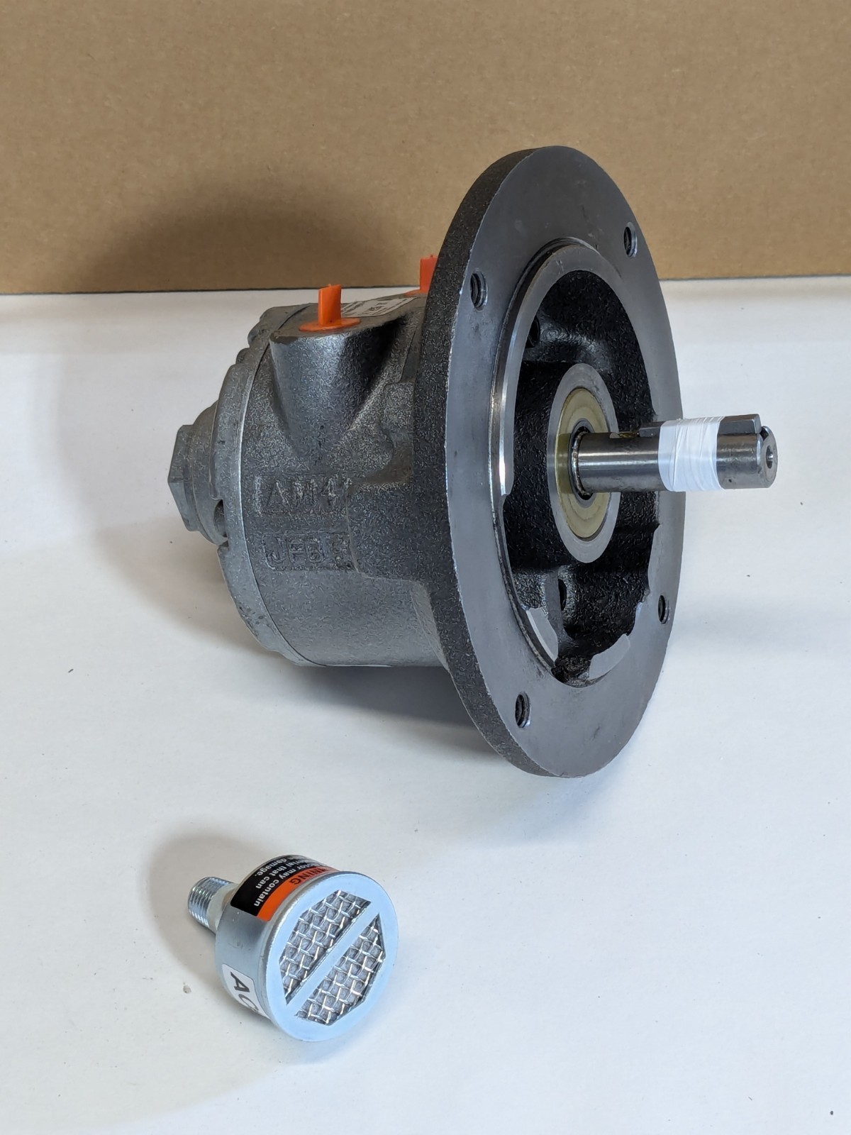 Gast Flanged Air Motor w/ Muffler 1.5 HP 5/8″ Reversible Shaft 3000 RPM Max