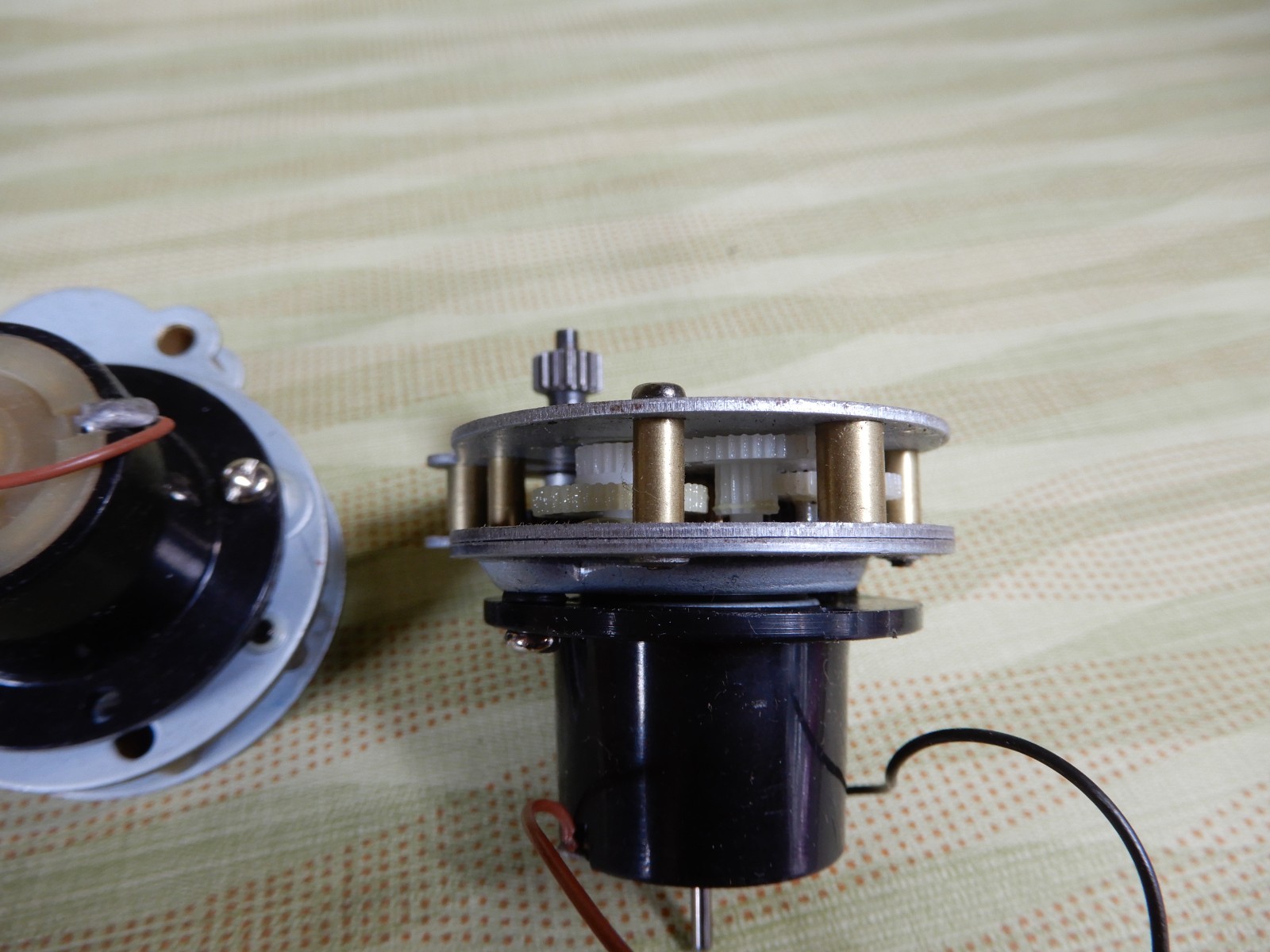 Two DC Gear Motors Runs at 1.5 VDC but Probably 12VDC operation Qty 2