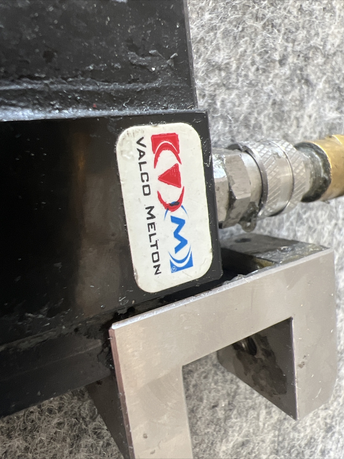 VALCO MELTON Hot melt adhesive applicator nozzle module Used