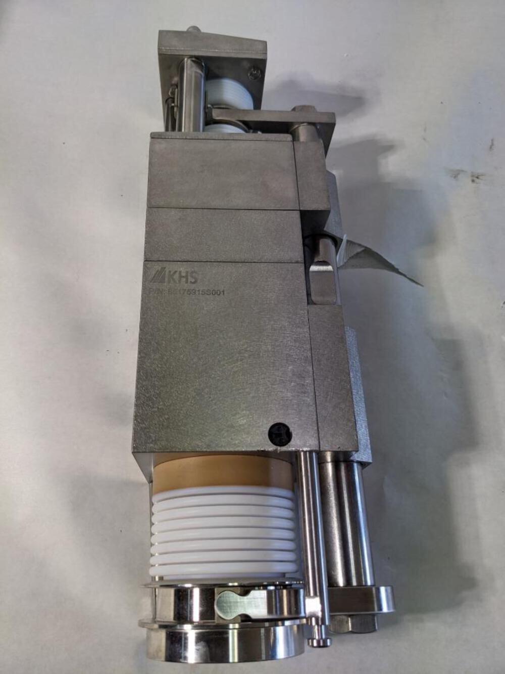 KHS PNEUMATIC CYLINDER 65175533S001 W/ APACHE 3800 CASE 8.39 X 5.6 X 3.25″ R35