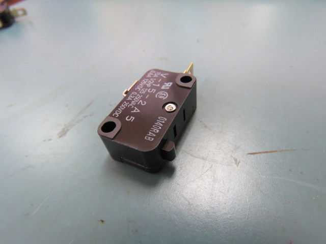 Omron Electronic Components V152A5 Qty of 10 per Lot SWITCH Switch pin plunger