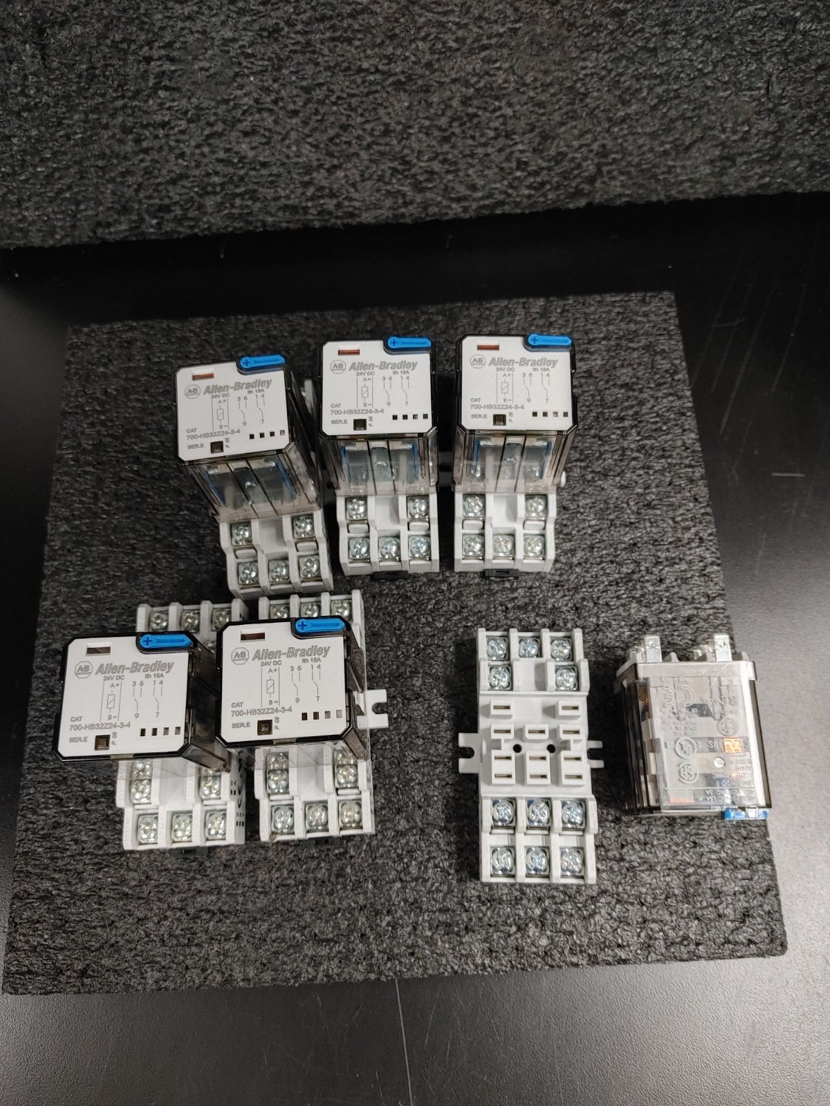 Lot of 6 ALLEN BRADLEY 700-HB32Z24-3-4 24V DC GP Tall Square Base Relay w Base