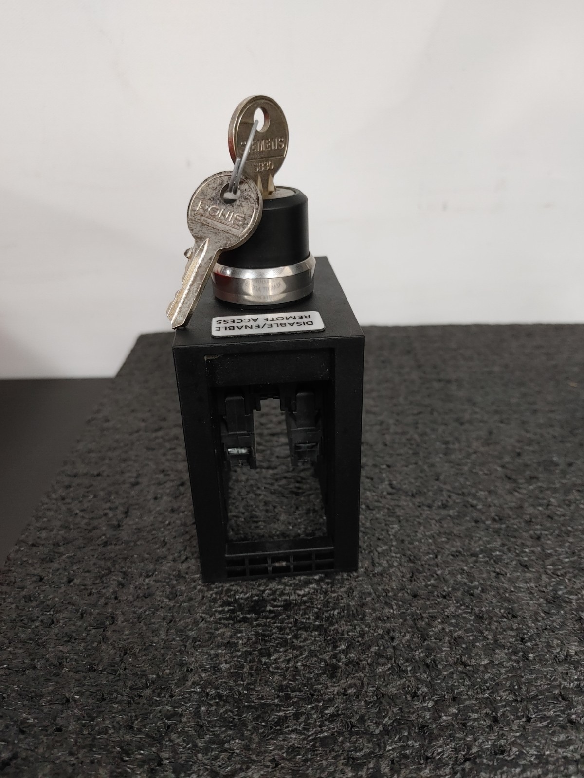 SIEMENS Key On Off Switch with 3SU1400-1AA10-1BA0 Contact Module