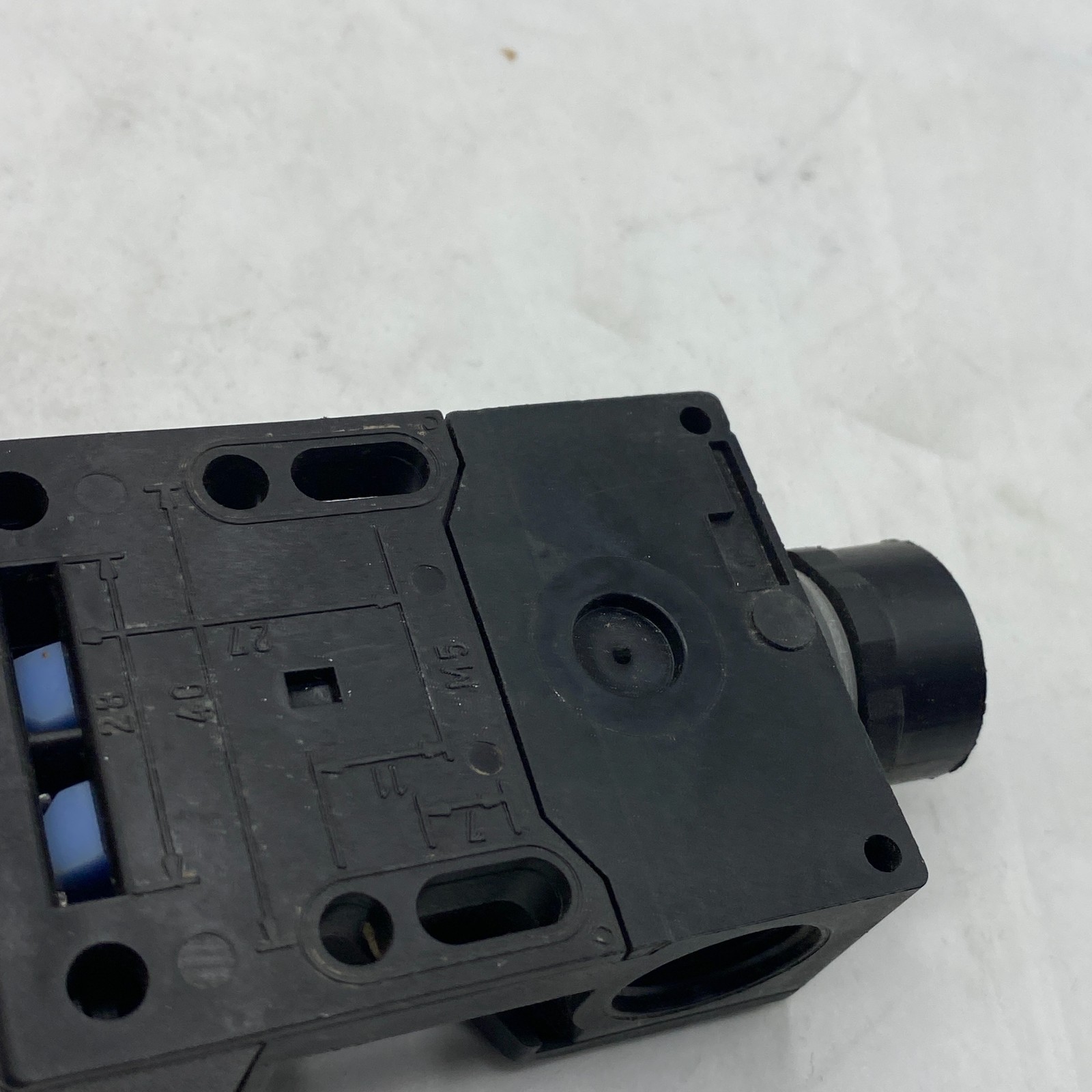 SCHMERSAL AZ 15 ZVRK IEC947-5-1 VDE0660 SAFETY SWITCH AC-15 4A 230V