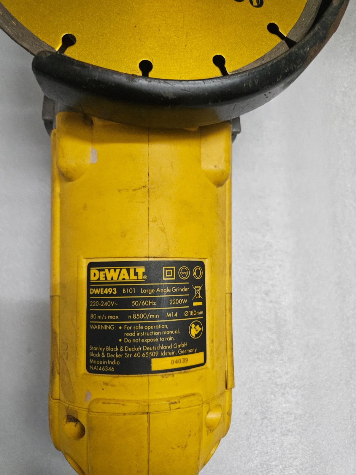 DEWALT DWE493 B101 LARGE ANGLE GRINDER 220-240V 50/60Hz 2200W