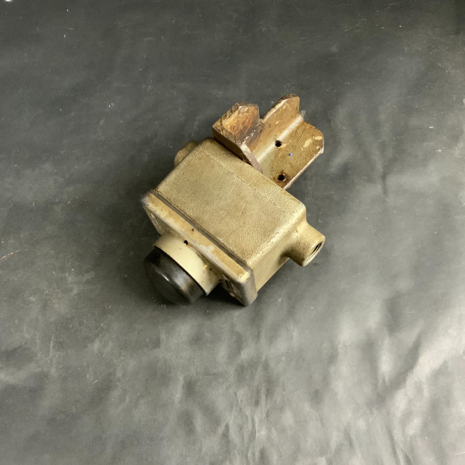 HONEYWELL 2PH1 MICRO SWITCH PUSHBUTTON ($90 OBO)