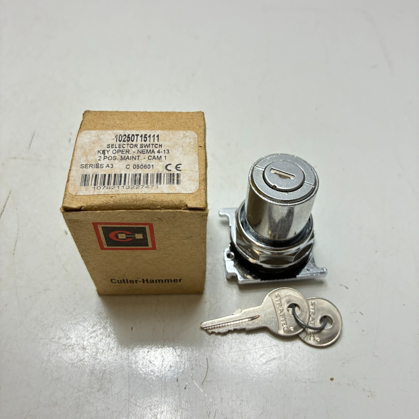 CUTLER HAMMER 10250T15111 SELECTOR SWITCH OPERATOR 2 POS. MAIN KEY