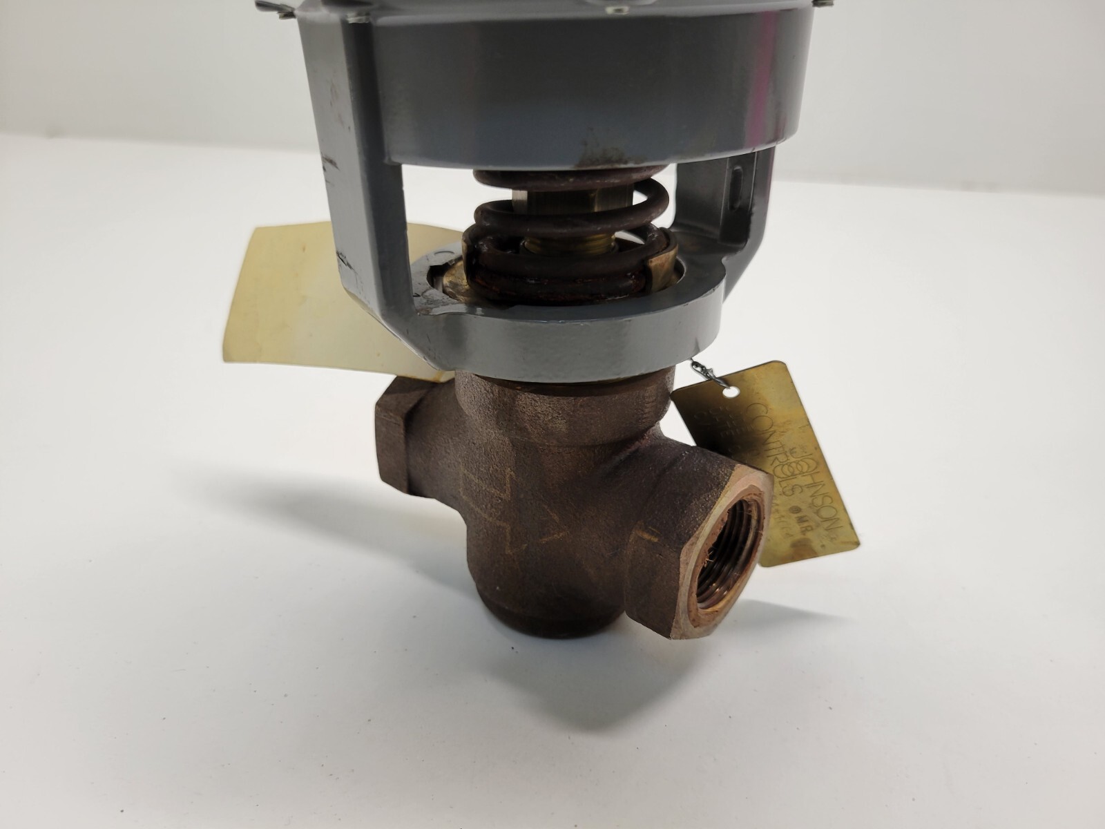 GOOD USED! JOHNSON CONTROLS DIAPHRAGM ACTUATOR VALVE V-3974-1004 V-3000-1