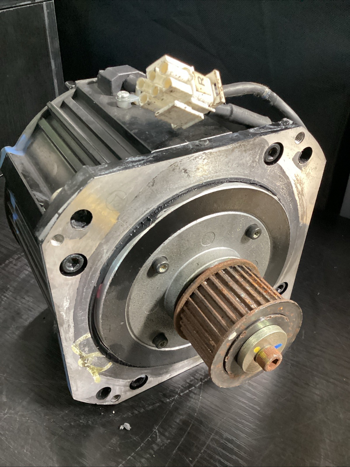 Yaskawa SGMRS-12A2B-YR12 AC Servo Motor 1150W 5.49 N•m 2000 r/min Used #2