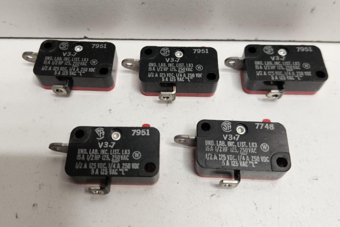 LOT OF 5 NEW NO BOX! MICRO-SWITCH 15A 250V PIN PLUNGER LIMIT SWITCHES V3-7