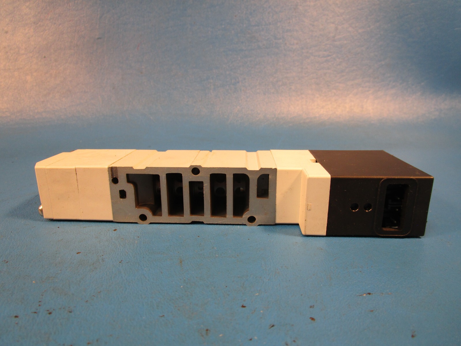 SMC VQ4400-3B valve, 3 position, plug-in(ac), VQ4000 VALVE, SOL 4/5-PORT