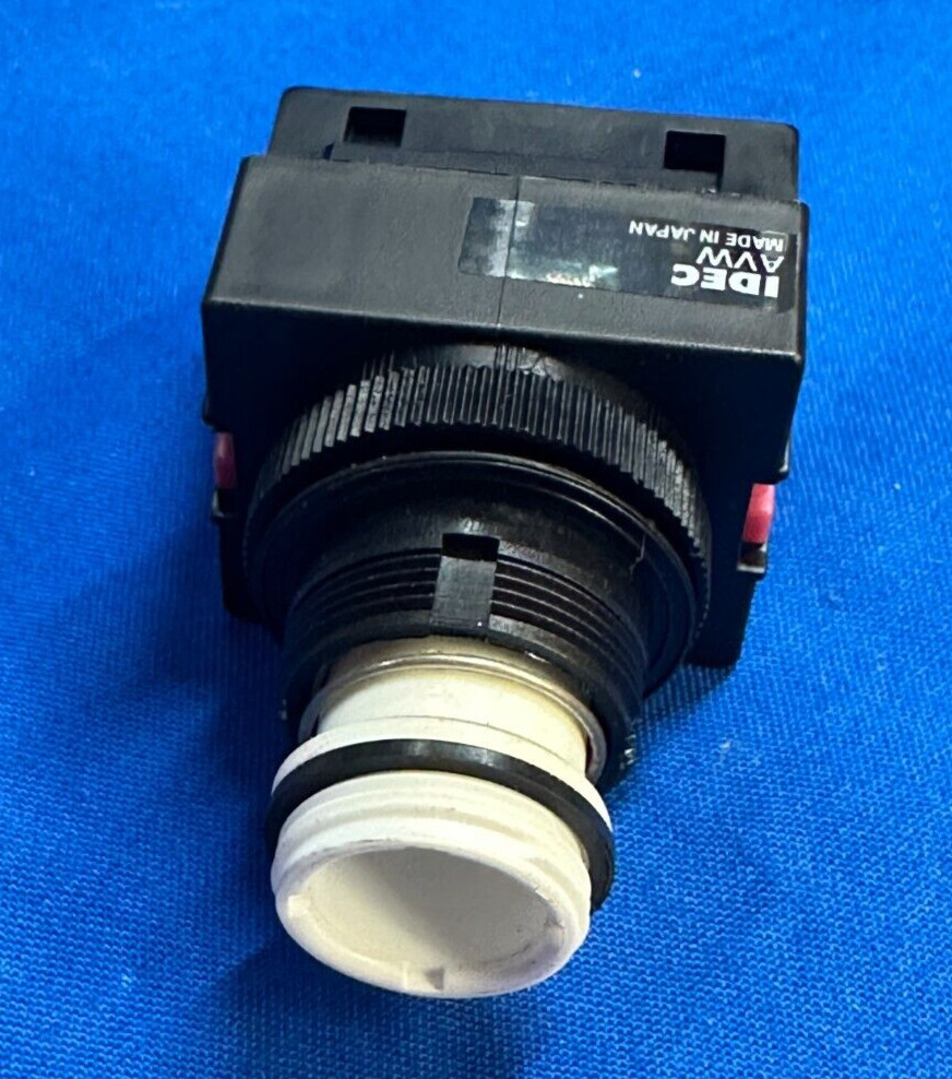 IDEC HEAVY PILOT DUTY EMERGENCY STOP BUTTON AVW401-R 120V AC 8 HZ 19
