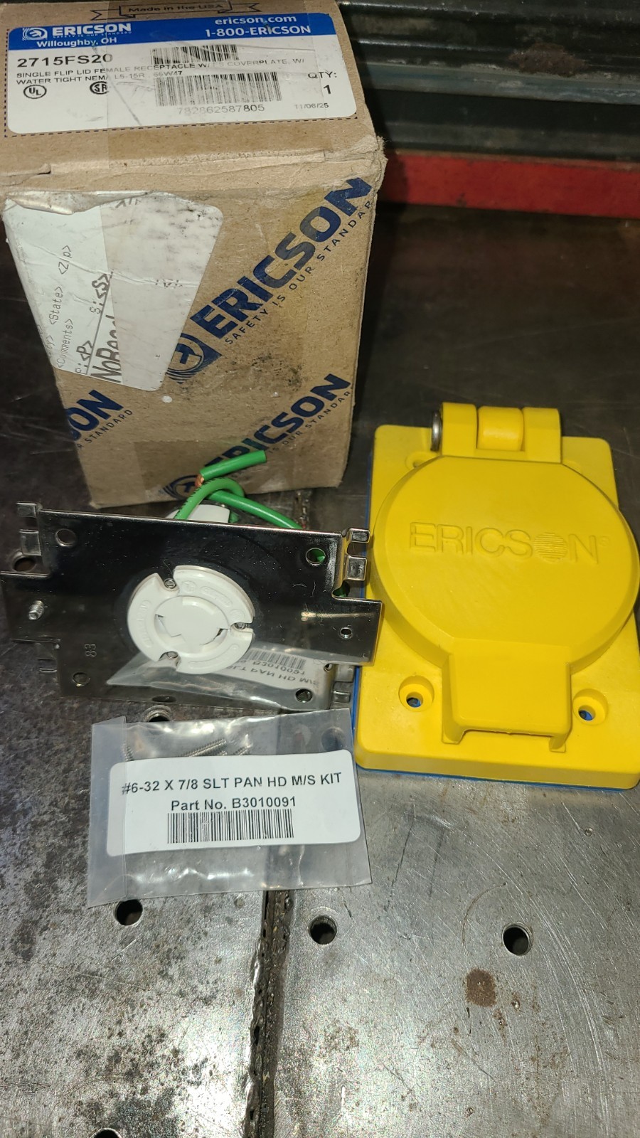 ERICSON 2715FS20 WATERPROOF RECEPTACLE W/ COVER(B225) New Old Stock