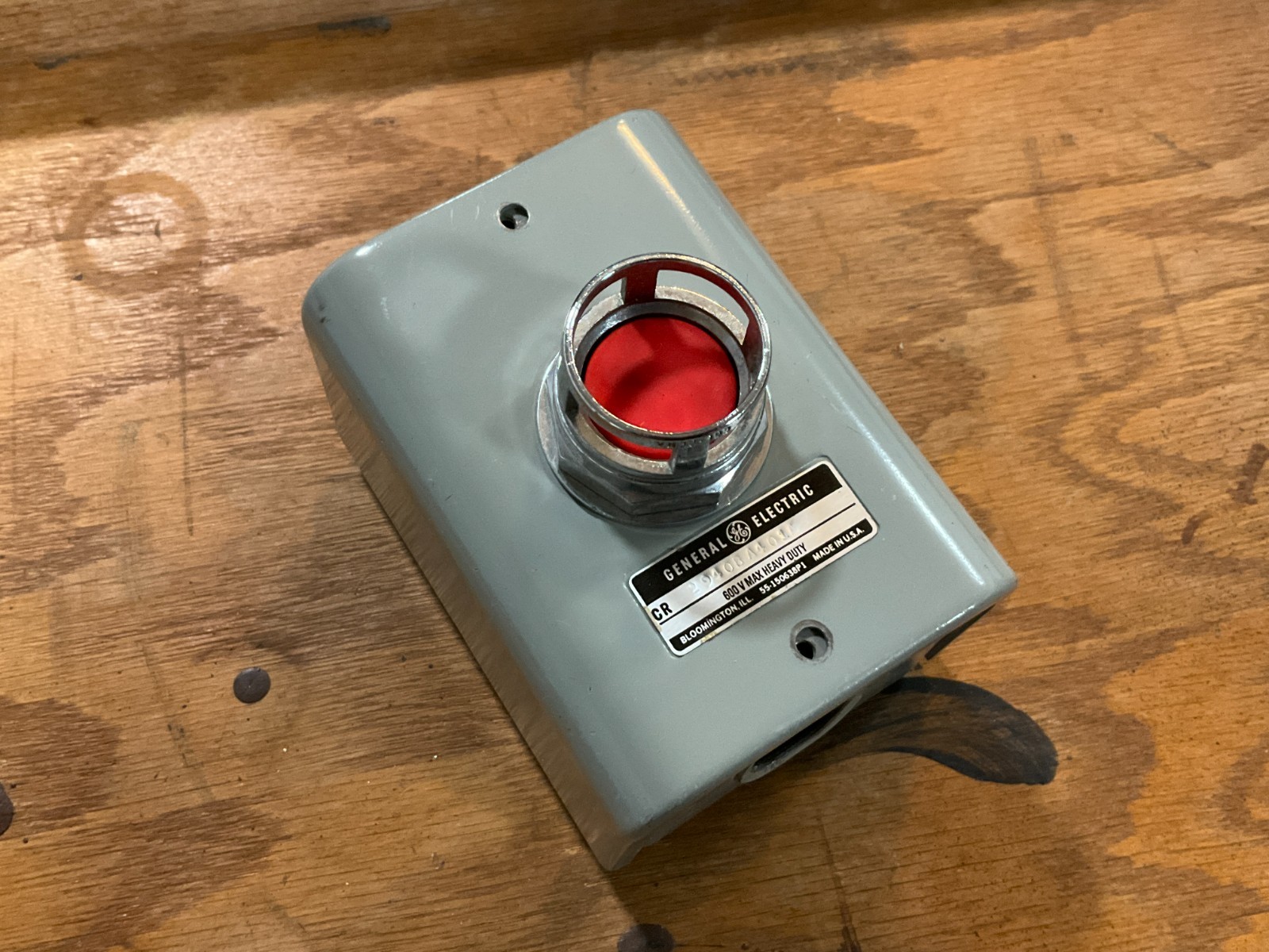 GE 55-150638p1 ENCLOSURE with EMERGENCY STOP RED PUSH BUTTON 600 Volt max