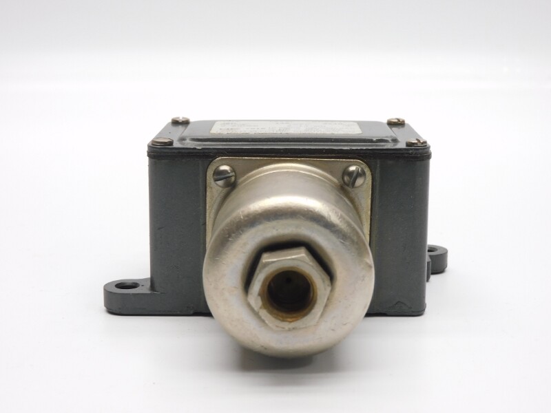 UNITED ELECTRIC J6D-136 250VAC 15A 0-50″WC NSNP