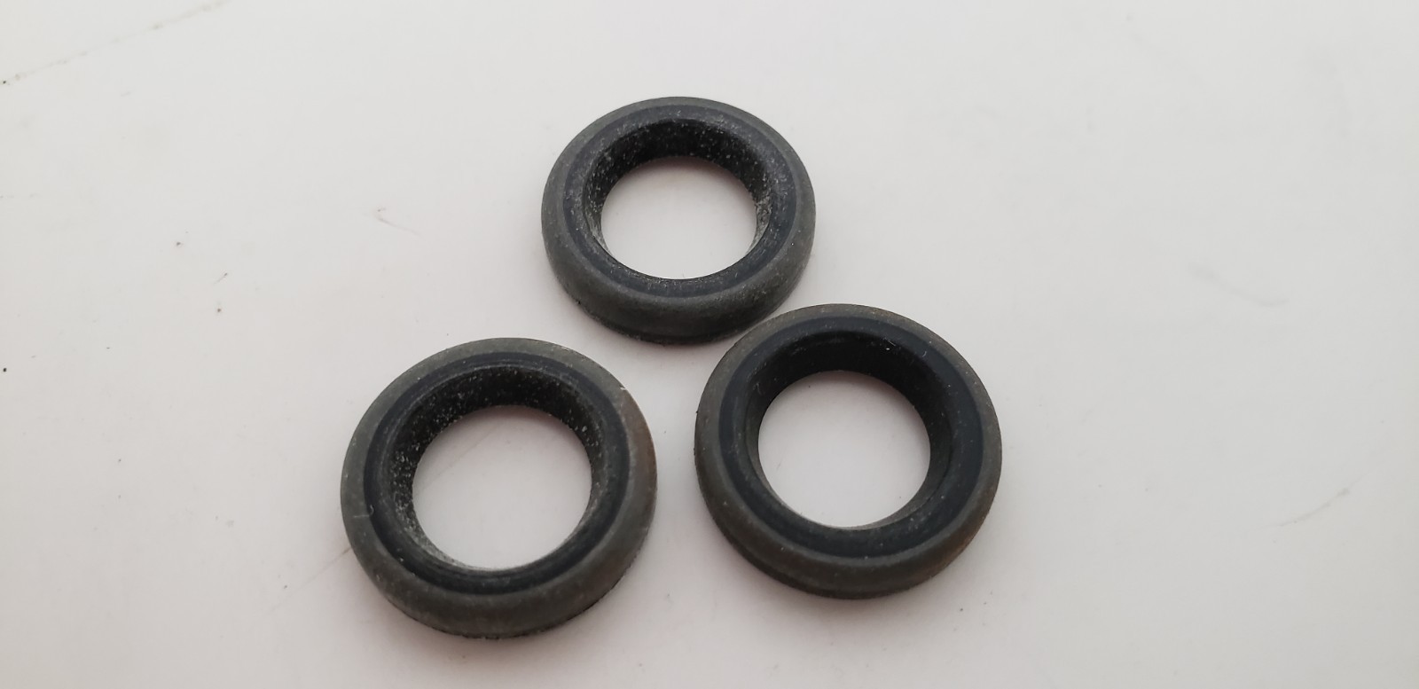 SKF 527935 RADIAL OIL SEAL, 9.5mm x 16mm x3mm, NITRILE LIP (LOT OF 3) NIB