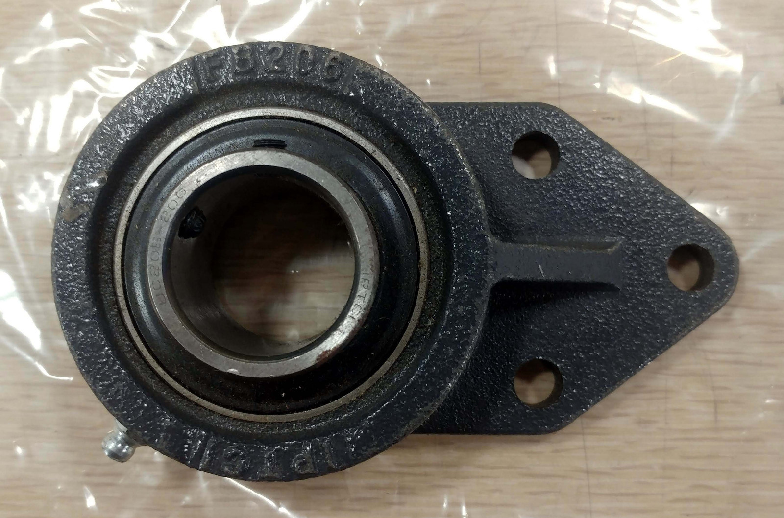 1 NEW IPTCI UCFB206 3-BOLT FLANGE BEARING ***MAKE OFFER***