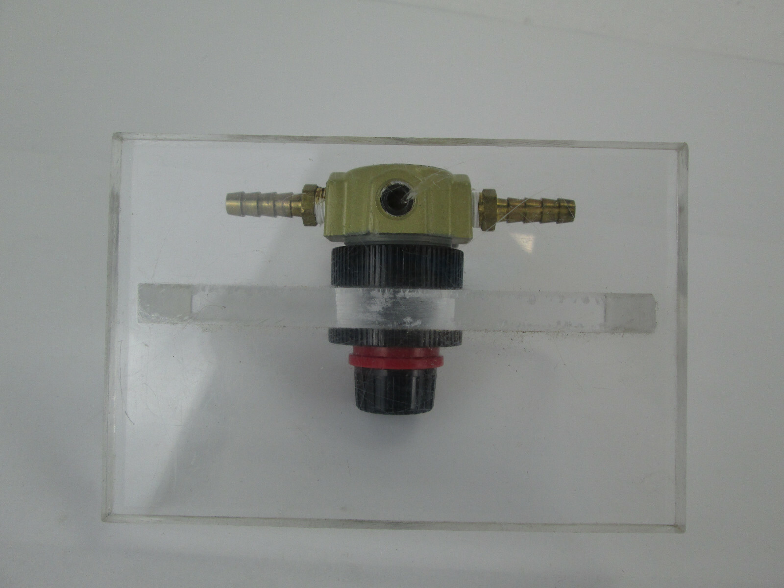 Norgren Regulator R07-100-RNKA with Norgren 0-60 PSI 0-4 bar Gauge SKU A