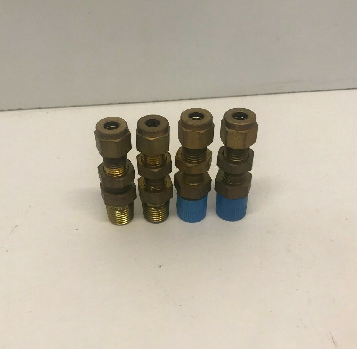 LOT OF 4 NEW! PARKER 1/4″TUBE ODX1/4″MALE NPT BRASS BULKHEAD CONNECTORS 4MBC4N-B