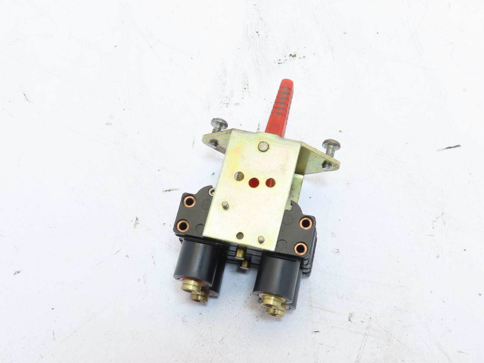 Pneumatic 2-way Momentary pneumatic switch Push-In Connection 4MM Diameter