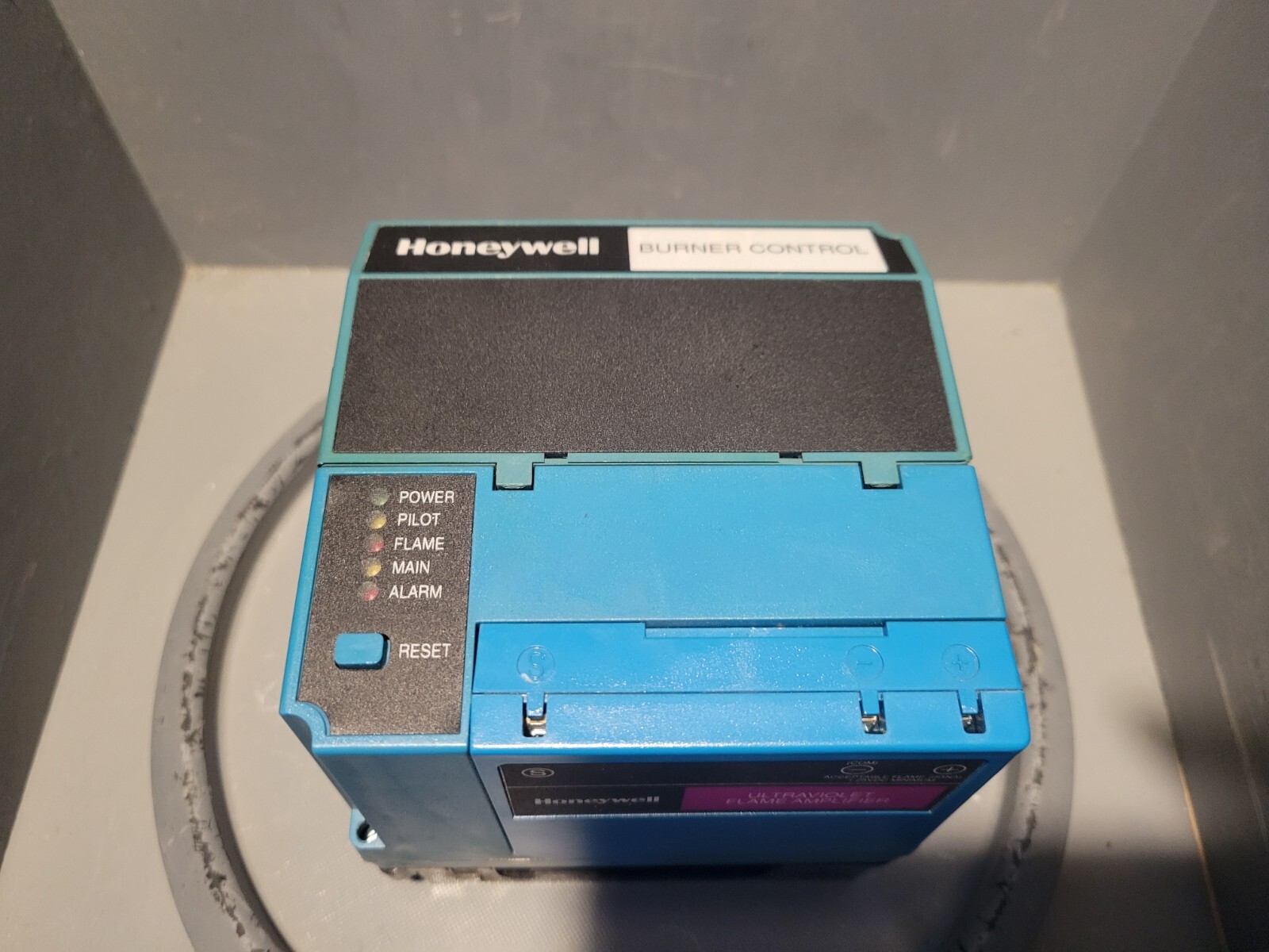 Honeywell Ultraviolet Flame Amplifier, RM7890 A 1015 w/ Q7800 A 1004