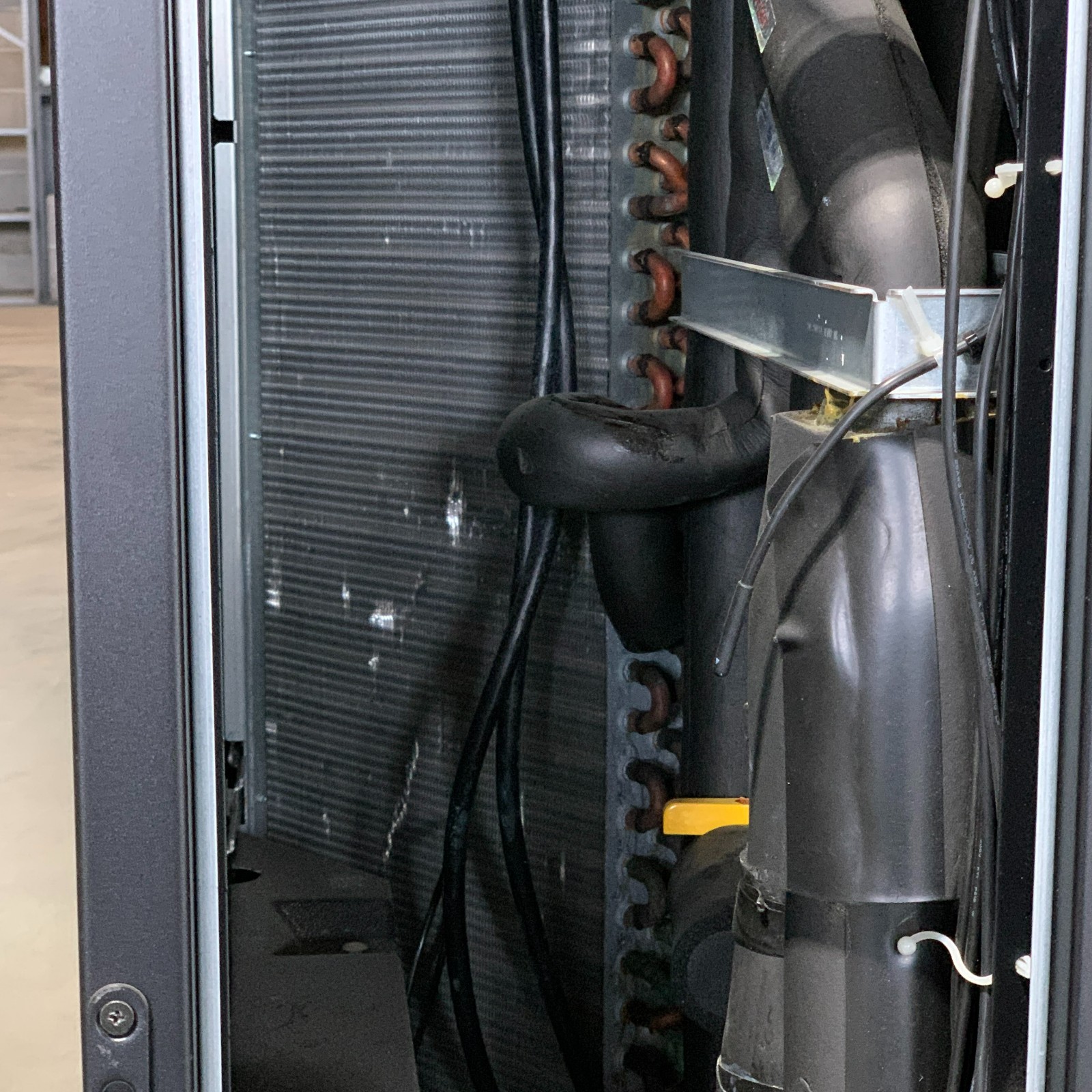 APC ACRC103 60Hz 240V Inrow RC Air-Cooled Server Cooling System for Parts Read
