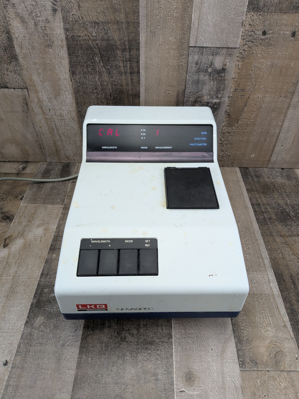 LKB Biochrom 4049 Novaspec Spectrophotometer Photometer