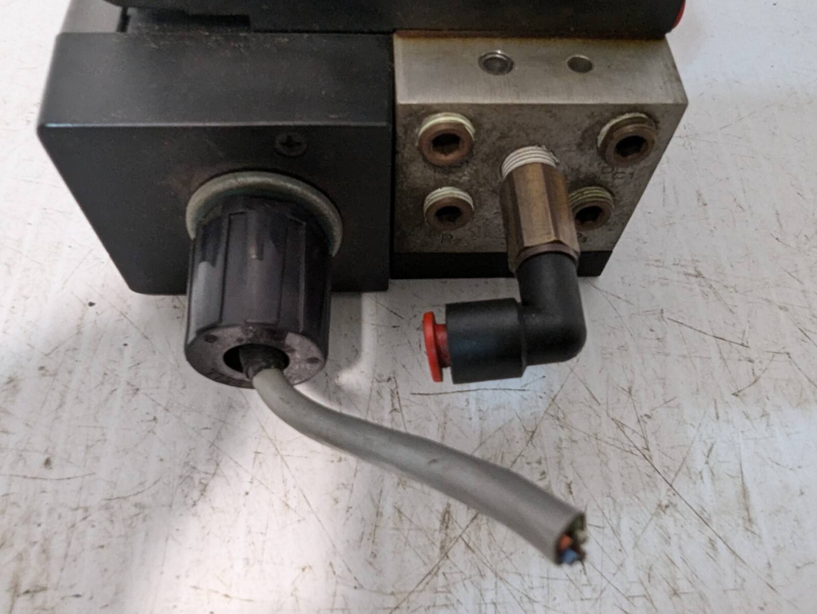 Taiyo Manifold Block w/ 3 SRS1-8S DC24V Solenoid Valves