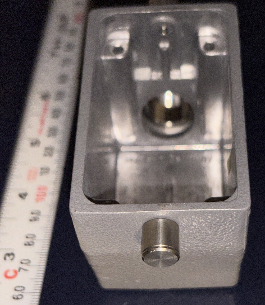 T&B Thomas & Betts 57696 SH610 Housing Assembly Connector W/O Hubble Connector