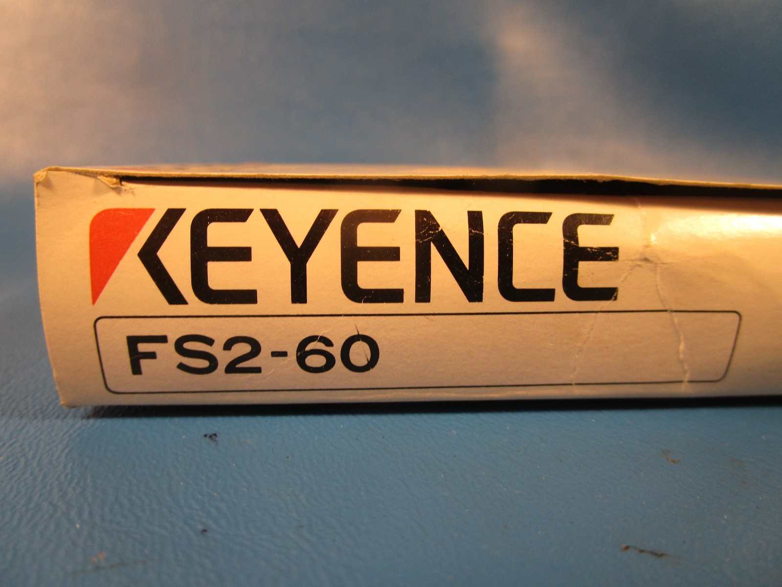 Keyence FS2-60, SENSOR AMPLIFIER, FIBER, Cable W/ Bracket, PHOTOELECTRIC